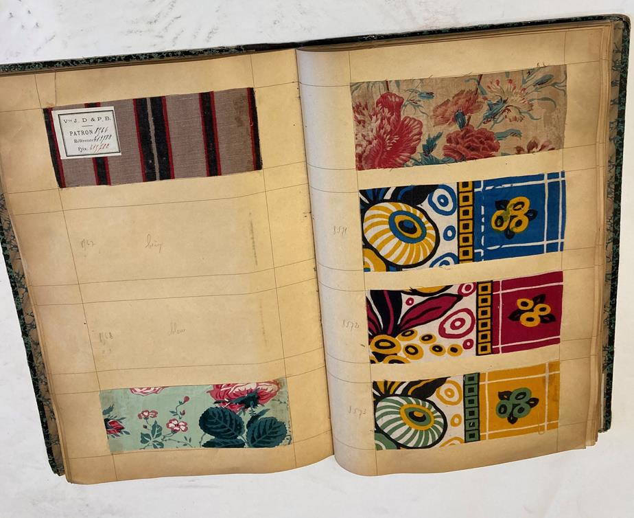 French Fabric Sample Book, circa 1920's Enclosing printed linens, glazed cotton, cotton in floral, - Image 29 of 105