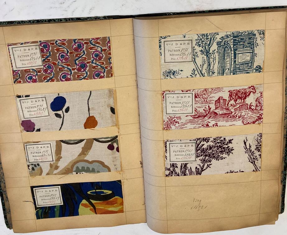 French Fabric Sample Book, circa 1920's Enclosing printed linens, glazed cotton, cotton in floral, - Image 31 of 105