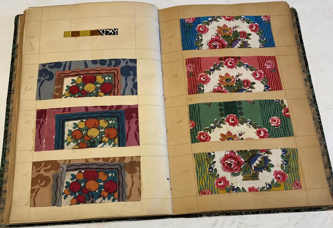 French Fabric Sample Book, circa 1920's Enclosing printed linens, glazed cotton, cotton in floral, - Image 20 of 105