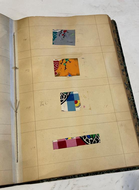 French Fabric Sample Book, circa 1920's Enclosing printed linens, glazed cotton, cotton in floral, - Image 19 of 105