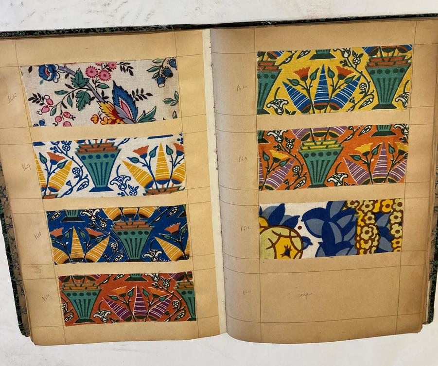 French Fabric Sample Book, circa 1920's Enclosing printed linens, glazed cotton, cotton in floral, - Image 24 of 105