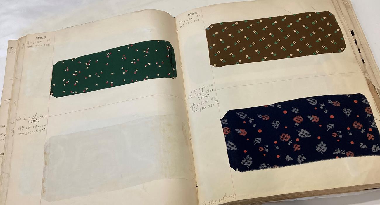 French Fabric Sample Book, circa 19203/30 Comprising mainly printed silks and chiffons, in spot, - Image 65 of 167