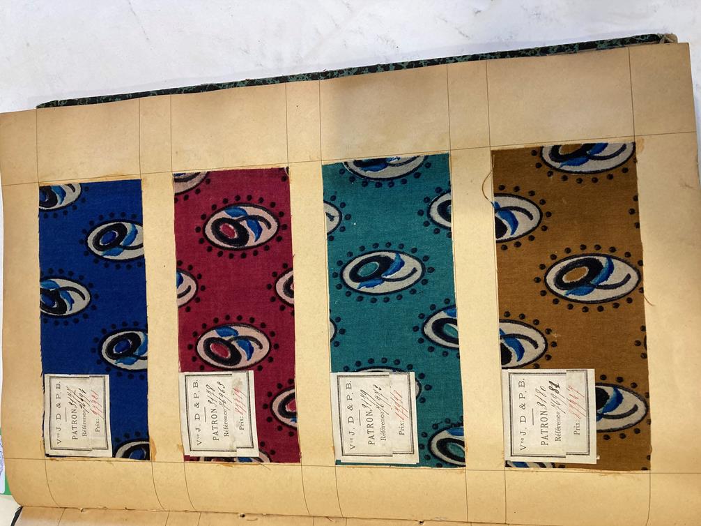 French Fabric Sample Book, circa 1920's Enclosing printed linens, glazed cotton, cotton in floral, - Image 104 of 105