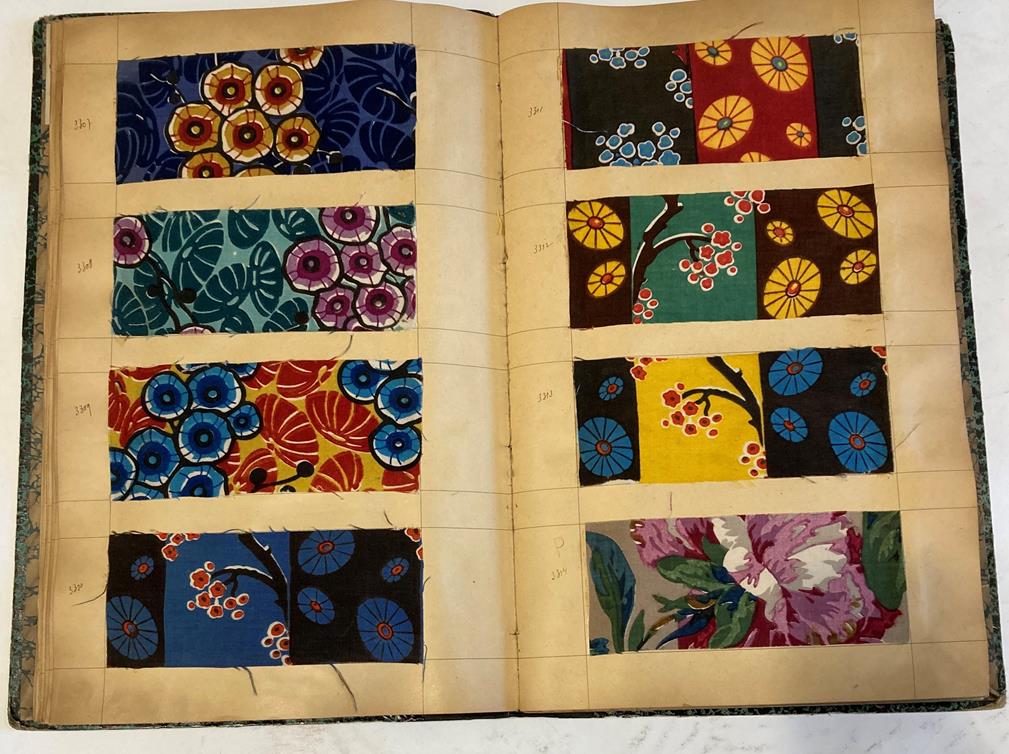 French Fabric Sample Book, circa 1920's Enclosing printed linens, glazed cotton, cotton in floral, - Image 10 of 105