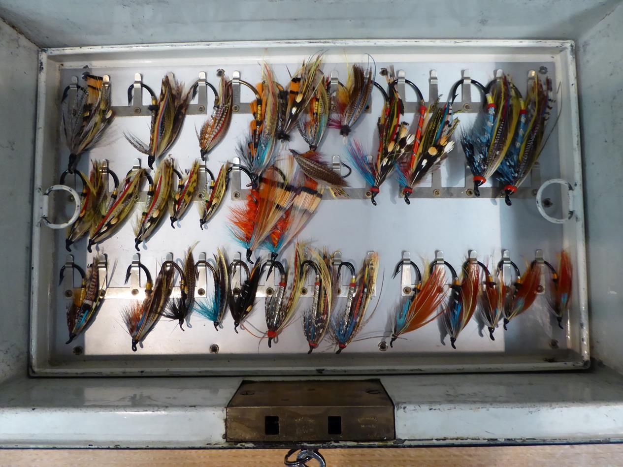 A Black Japanned Salmon Fly Reservoir with 5 lift out trays containing a good selection of Salmon - Image 5 of 6