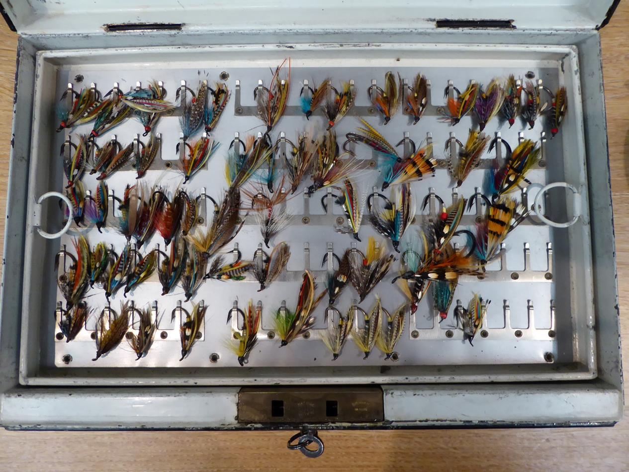A Black Japanned Salmon Fly Reservoir with 5 lift out trays containing a good selection of Salmon - Image 3 of 6