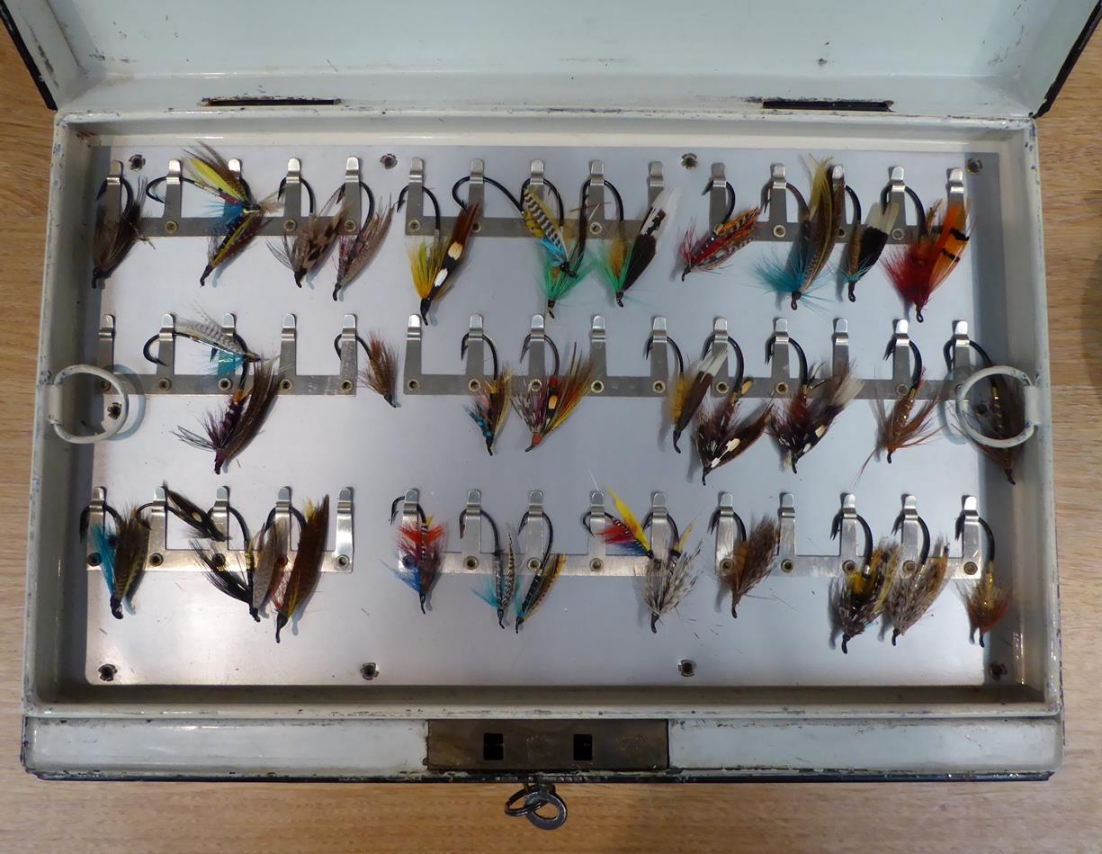 A Black Japanned Salmon Fly Reservoir with 5 lift out trays containing a good selection of Salmon - Image 2 of 6