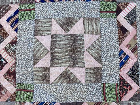 An Early 19th Century Patchwork Quilt, with a pink patchwork star to the brown floral sprigged - Image 9 of 18