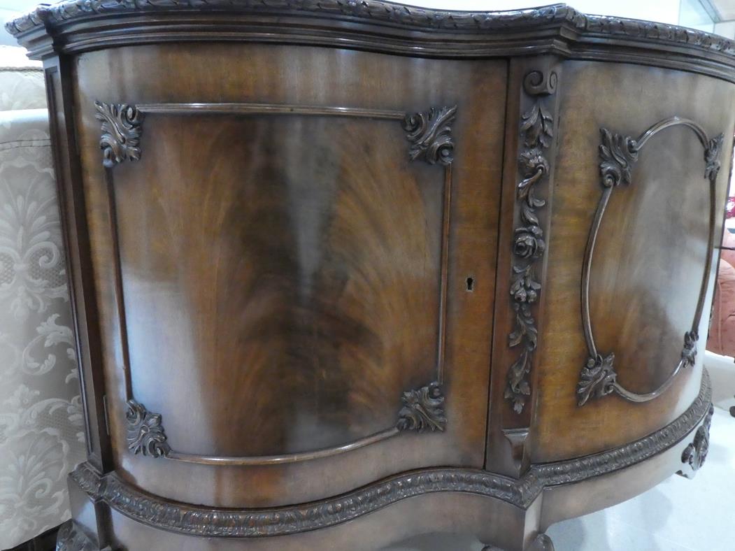 A carved mahogany serpentine fronted sideboard - Image 3 of 3