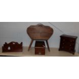 A miniature chest of drawers, a tray, a pub crate, a sewing box, a shop till and a tool chest (5)