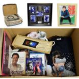 Cliff Richard Related Items including hand signed bottle of Vida Nova 2014 wine with mug and pen