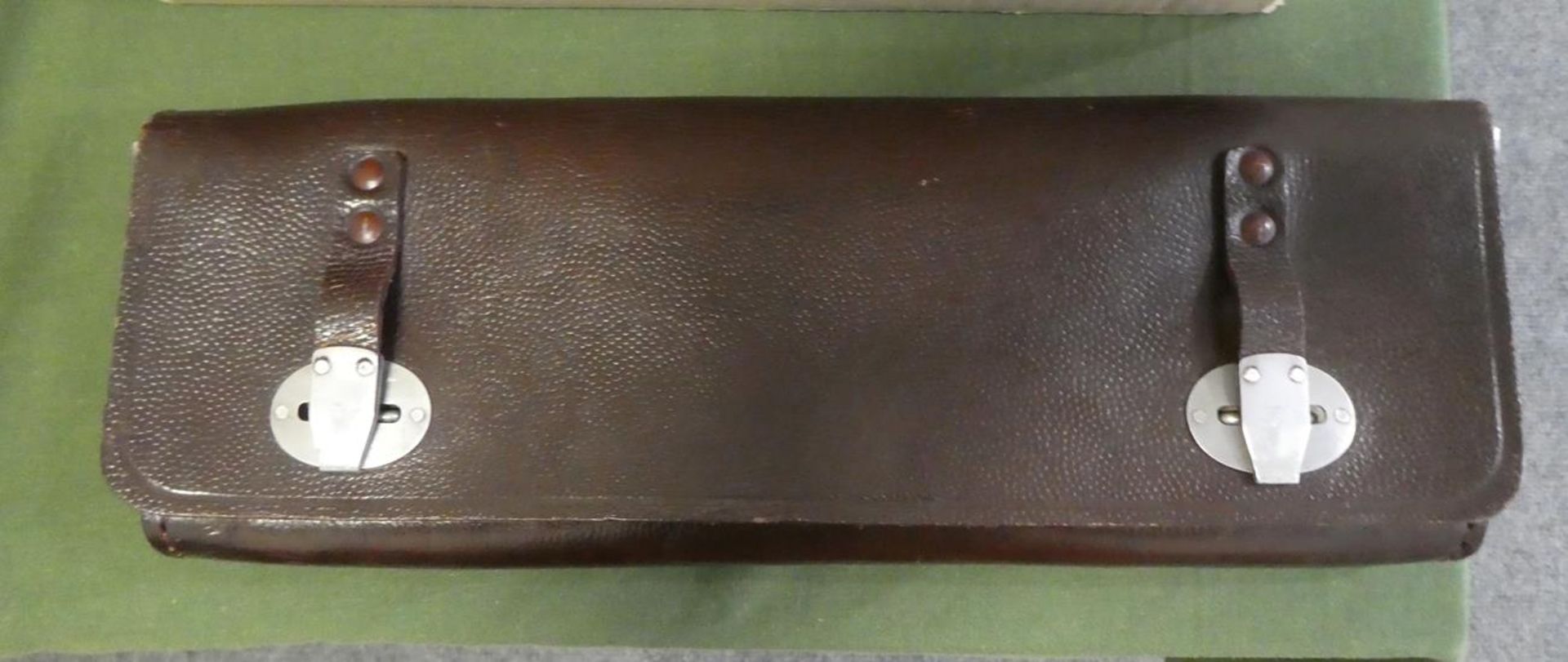 A Pair of Brown Leather Cases or Satchels for Vintage/Classic Motorcycles, 32cm wide. It is a flap - Bild 7 aus 10