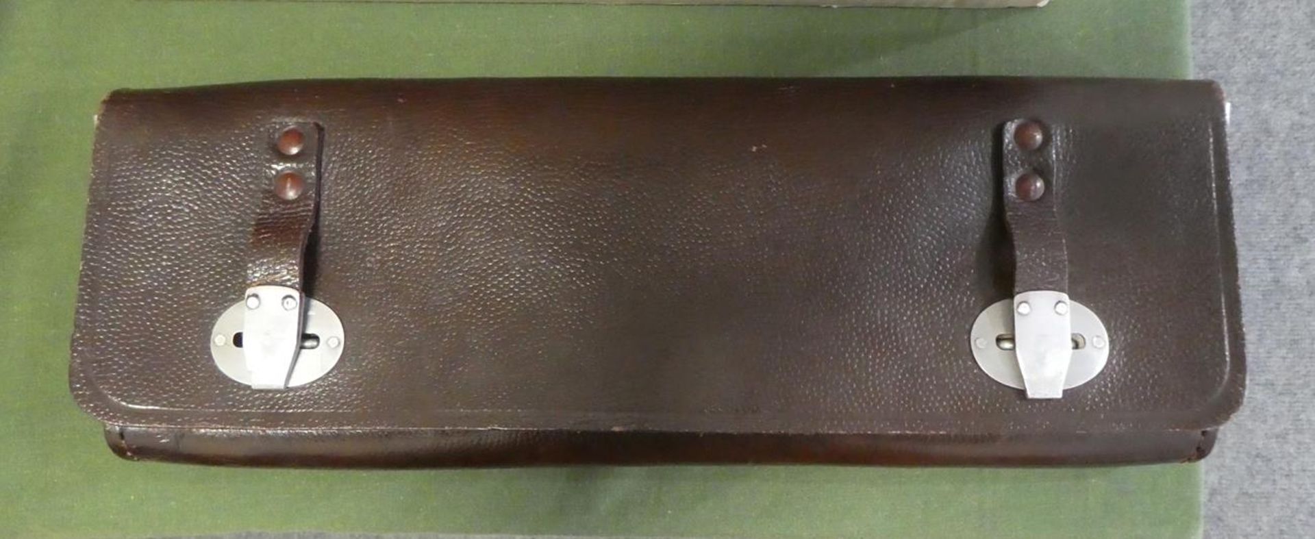 A Pair of Brown Leather Cases or Satchels for Vintage/Classic Motorcycles, 32cm wide. It is a flap - Bild 6 aus 10