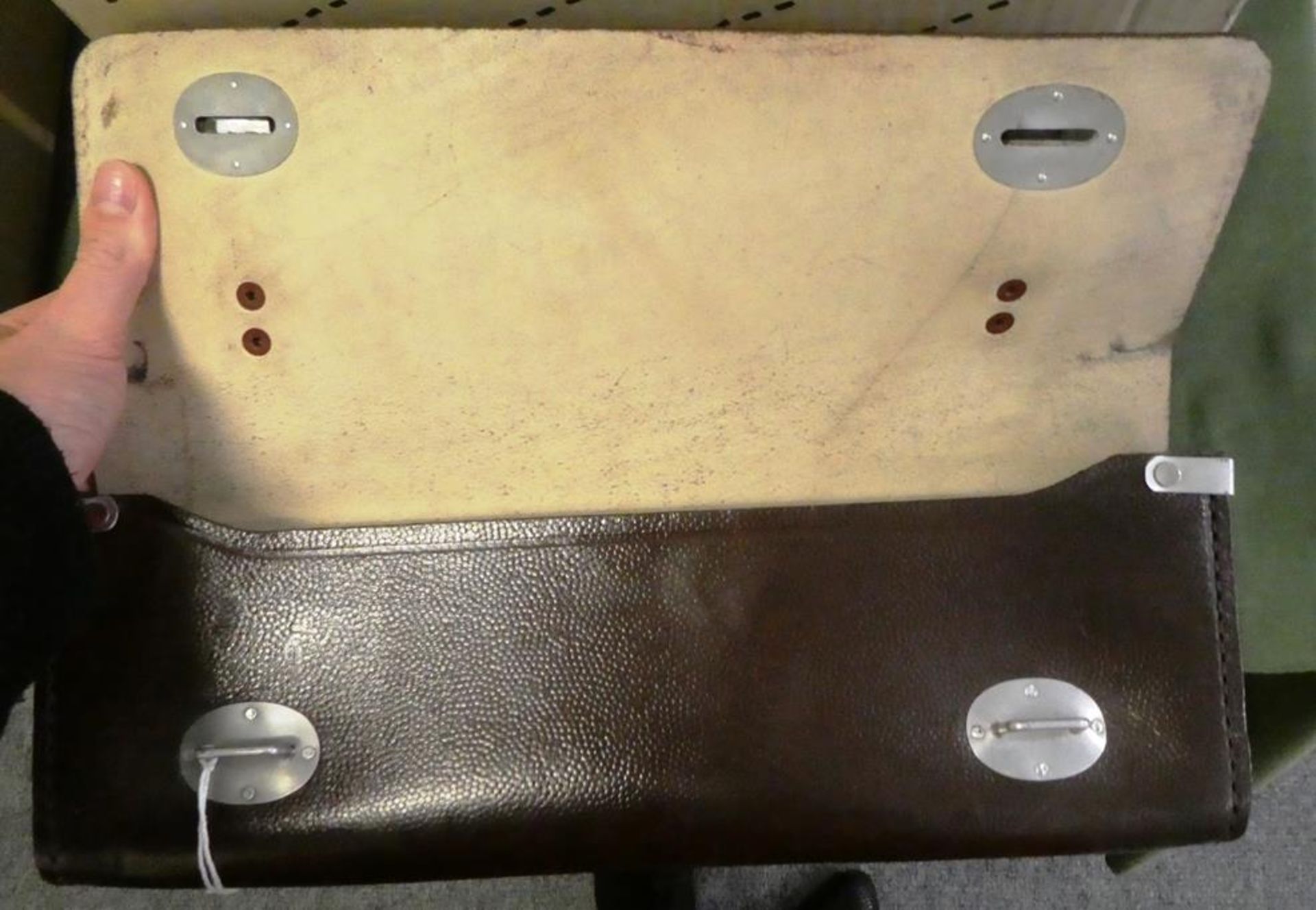 A Pair of Brown Leather Cases or Satchels for Vintage/Classic Motorcycles, 32cm wide. It is a flap - Bild 3 aus 10