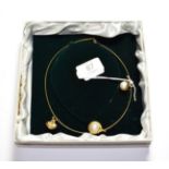 An 18 carat gold cultured pendant on a 9 carat gold chain, pendant length 3.0cm, necklace length