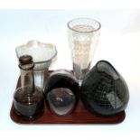 Tray of 20th century art glass, including an example by Jacqueline Smith