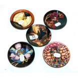 Five Moorcroft miniature dishes, various (5). Three dishes with surface