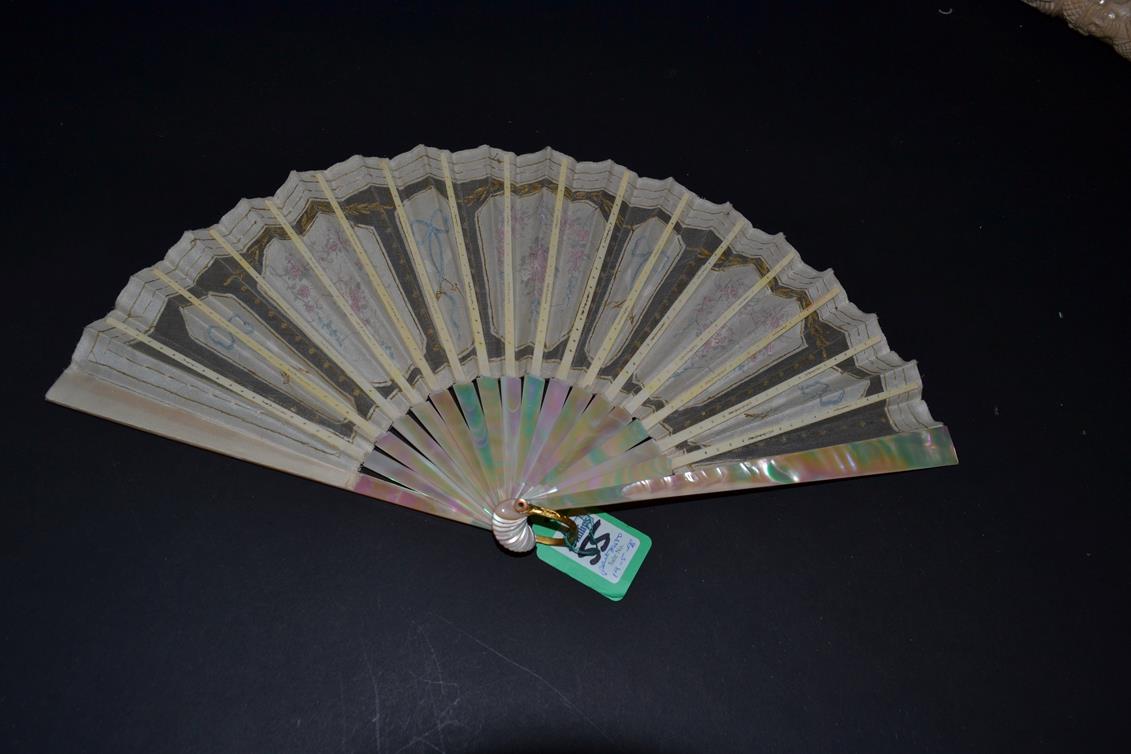 A Very Pretty Early 20th Century Mother-of-Pearl Fan, in shades of green and pink (burgau), the leaf - Image 2 of 2