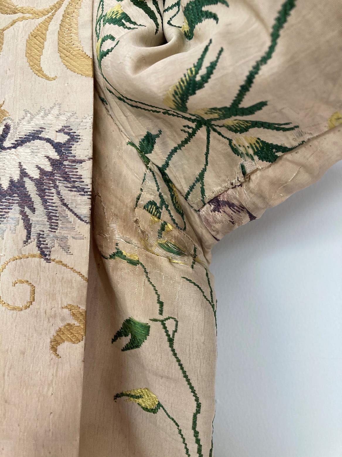 An 18th Century Spitalfields Silk Brocade Open Robe, with elbow length sleeves, three button and tab - Bild 4 aus 7