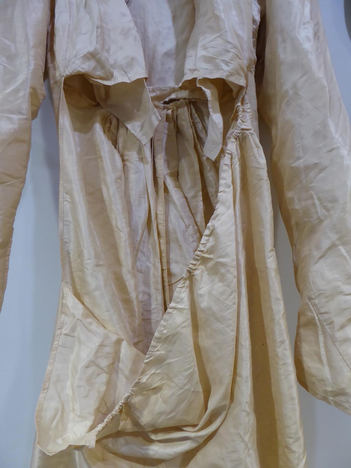 A Circa 1790 English Cream Silk Round Gown, with long sleeves, buttoned bodice with collar and - Bild 8 aus 9