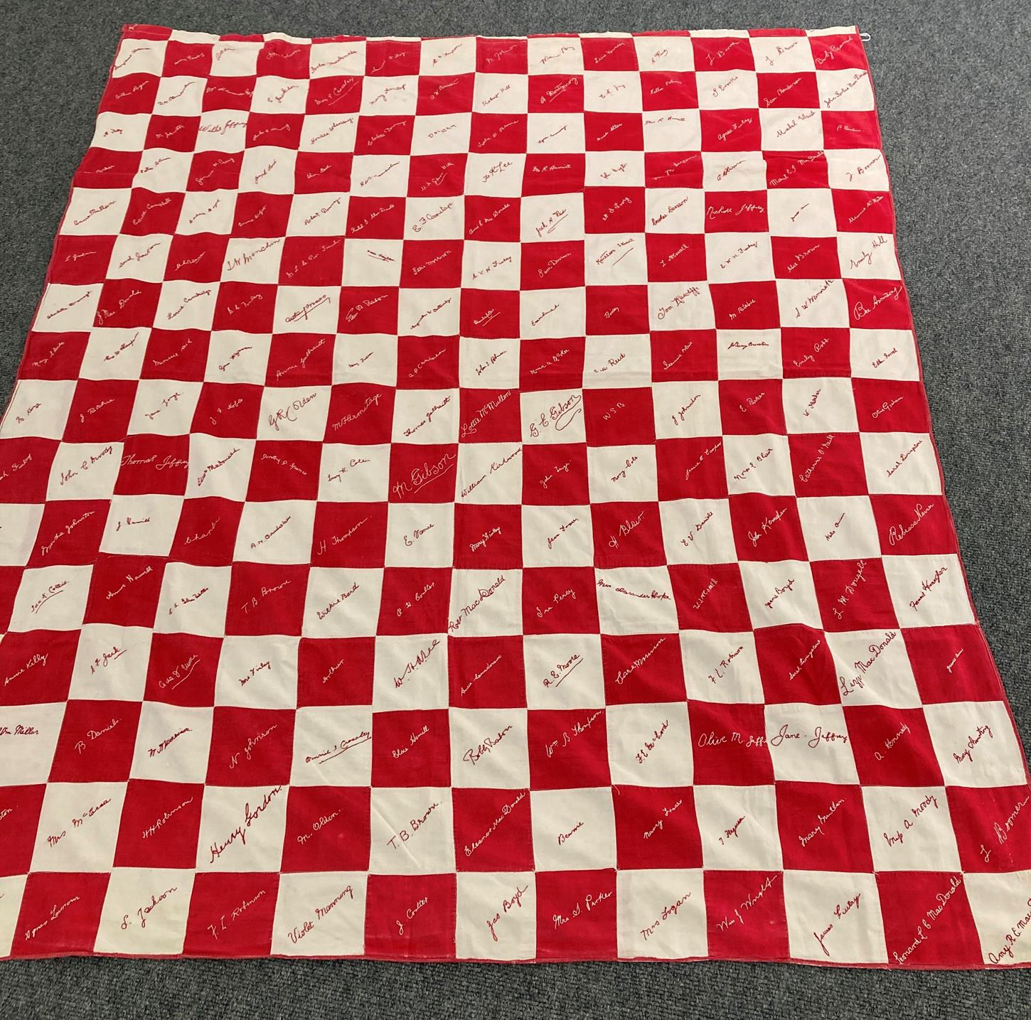 Early 20th Century Red and White Signature Quilt, embroidered with surnames on each alternating - Bild 3 aus 6