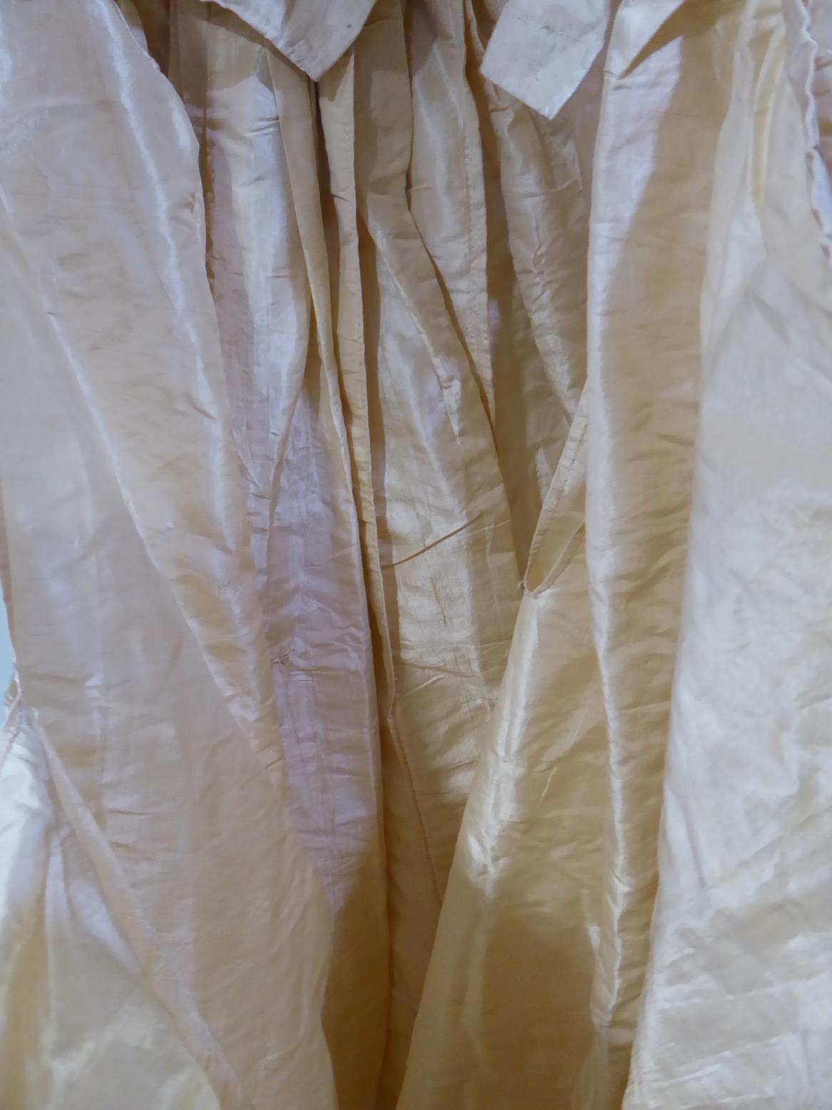 A Circa 1790 English Cream Silk Round Gown, with long sleeves, buttoned bodice with collar and - Bild 2 aus 9