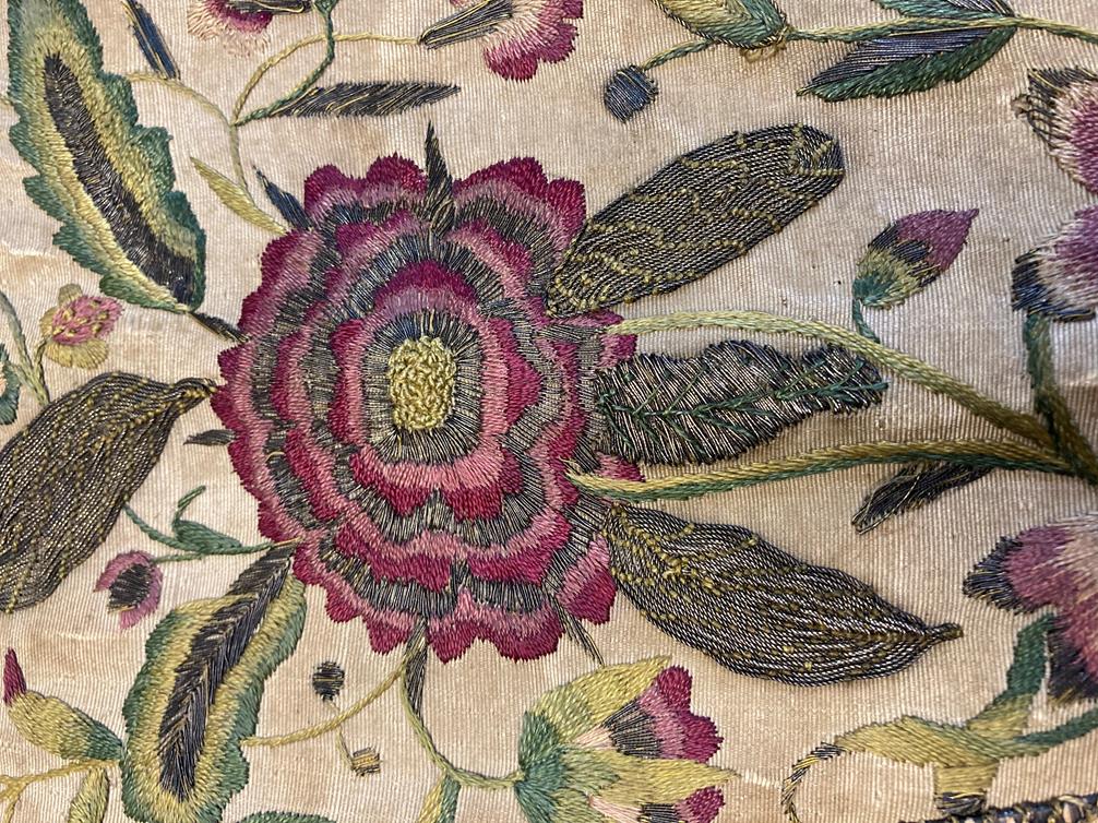 Circa 1720 English Stomacher worked on cream silk, decorated with coloured silk embroidered flower - Bild 2 aus 7
