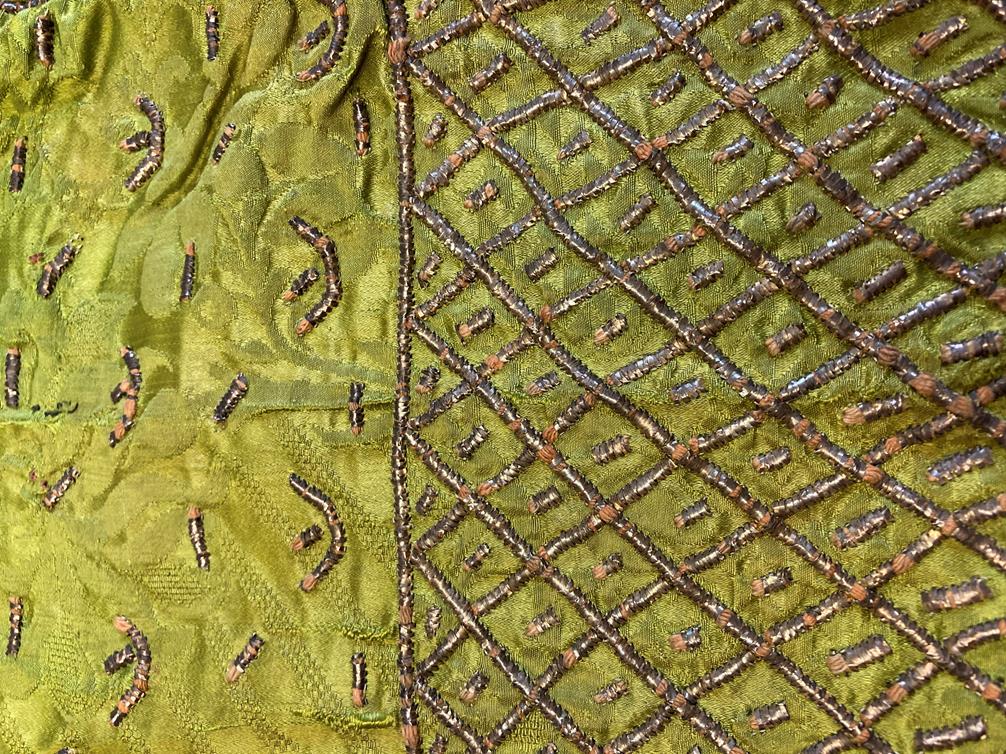 An 18th Century Green Figured Silk Reticule, woven with silver threads in a trellis design to the - Bild 3 aus 3