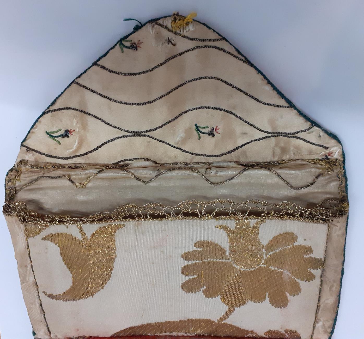 18th Century Cream Silk Wallet/Pocket Book, woven with sinuous gilt threads to the outside and small - Bild 9 aus 14