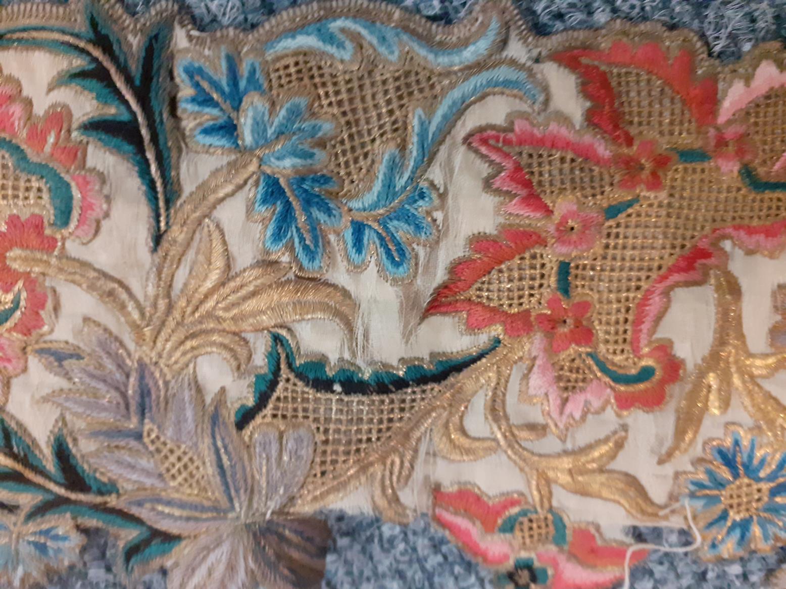 Mid 18th Century German Fichu of brown silk embroidered with silk and metal threads in a floral - Bild 8 aus 10
