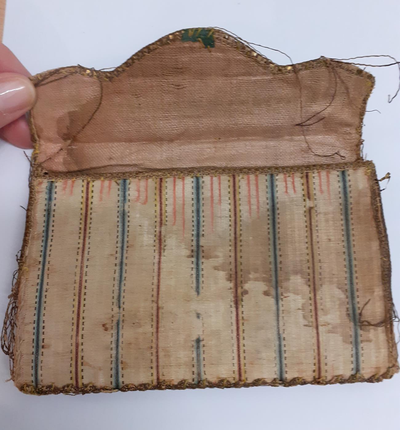 18th Century Cream Silk Wallet/Pocket Book, woven with sinuous gilt threads to the outside and small - Bild 13 aus 14