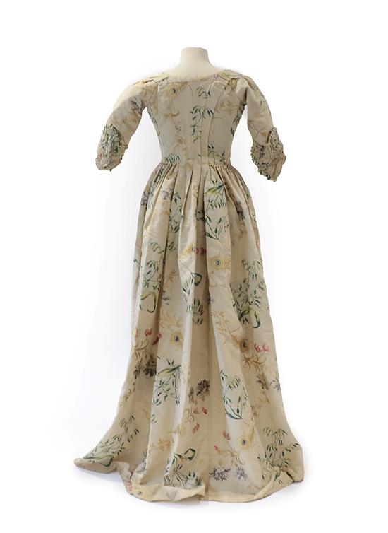 An 18th Century Spitalfields Silk Brocade Open Robe, with elbow length sleeves, three button and tab - Bild 2 aus 7