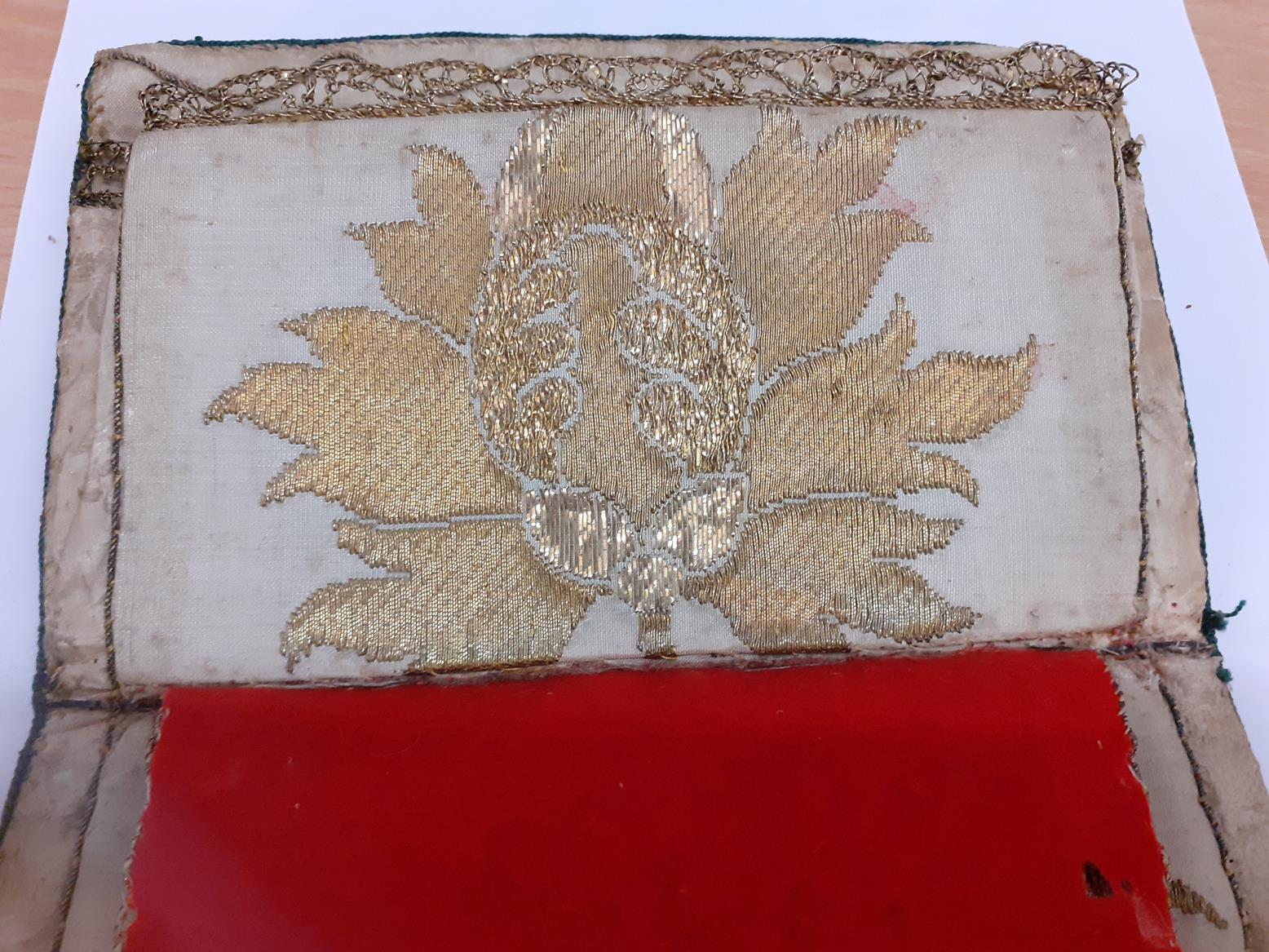 18th Century Cream Silk Wallet/Pocket Book, woven with sinuous gilt threads to the outside and small - Bild 8 aus 14