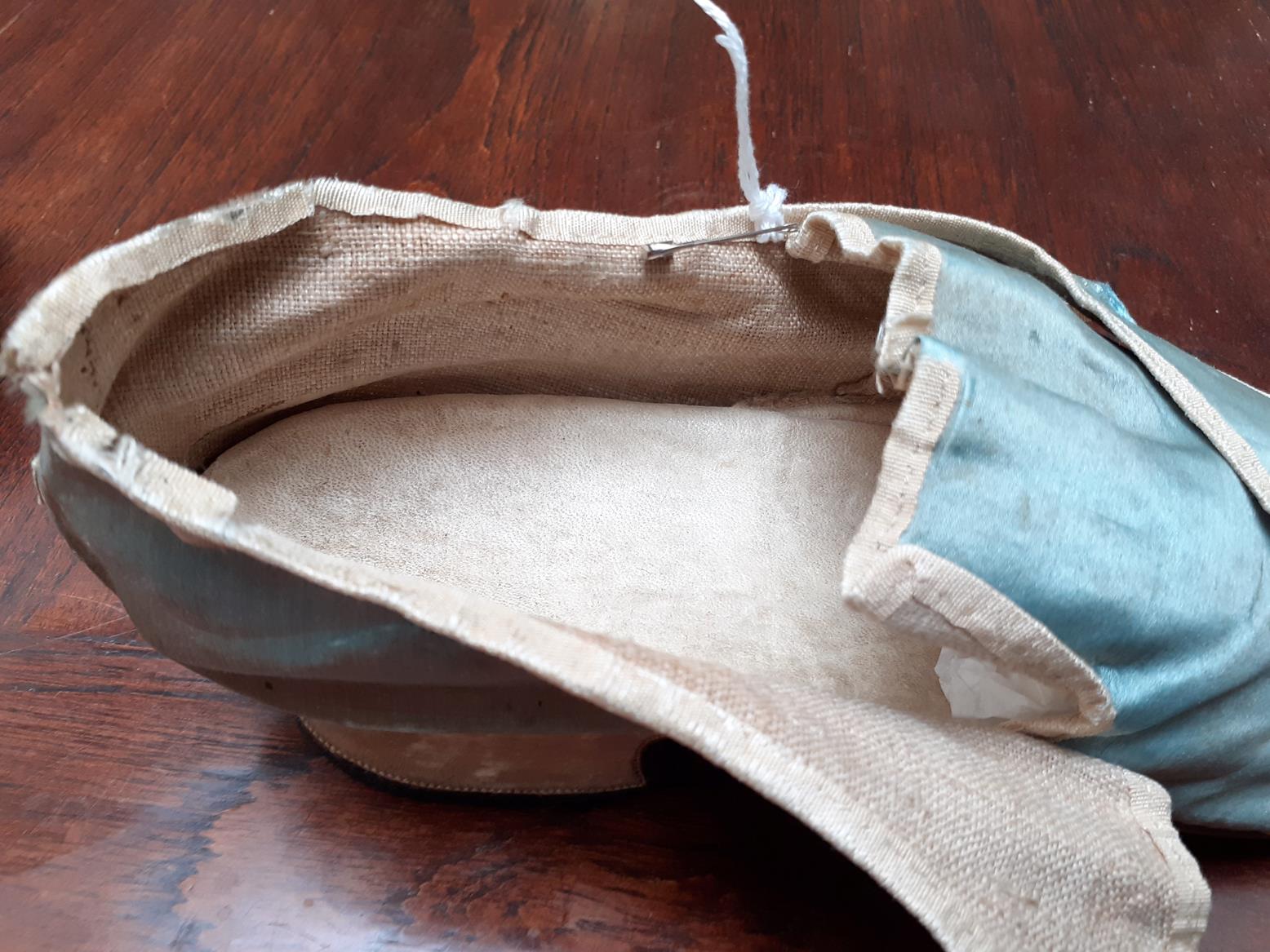 A Mid 18th Century Pale Blue Silk Single Shoe, with natural linen lining, cream silk trim and - Bild 8 aus 8