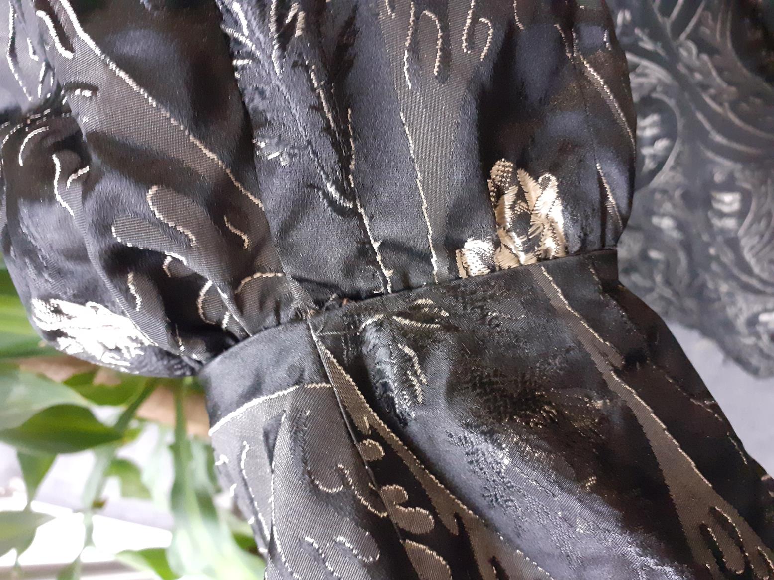 Circa 1870/1880 Aesthetic Movement Black Silk Robe, with gathered sleeve ends terminating with - Bild 5 aus 10