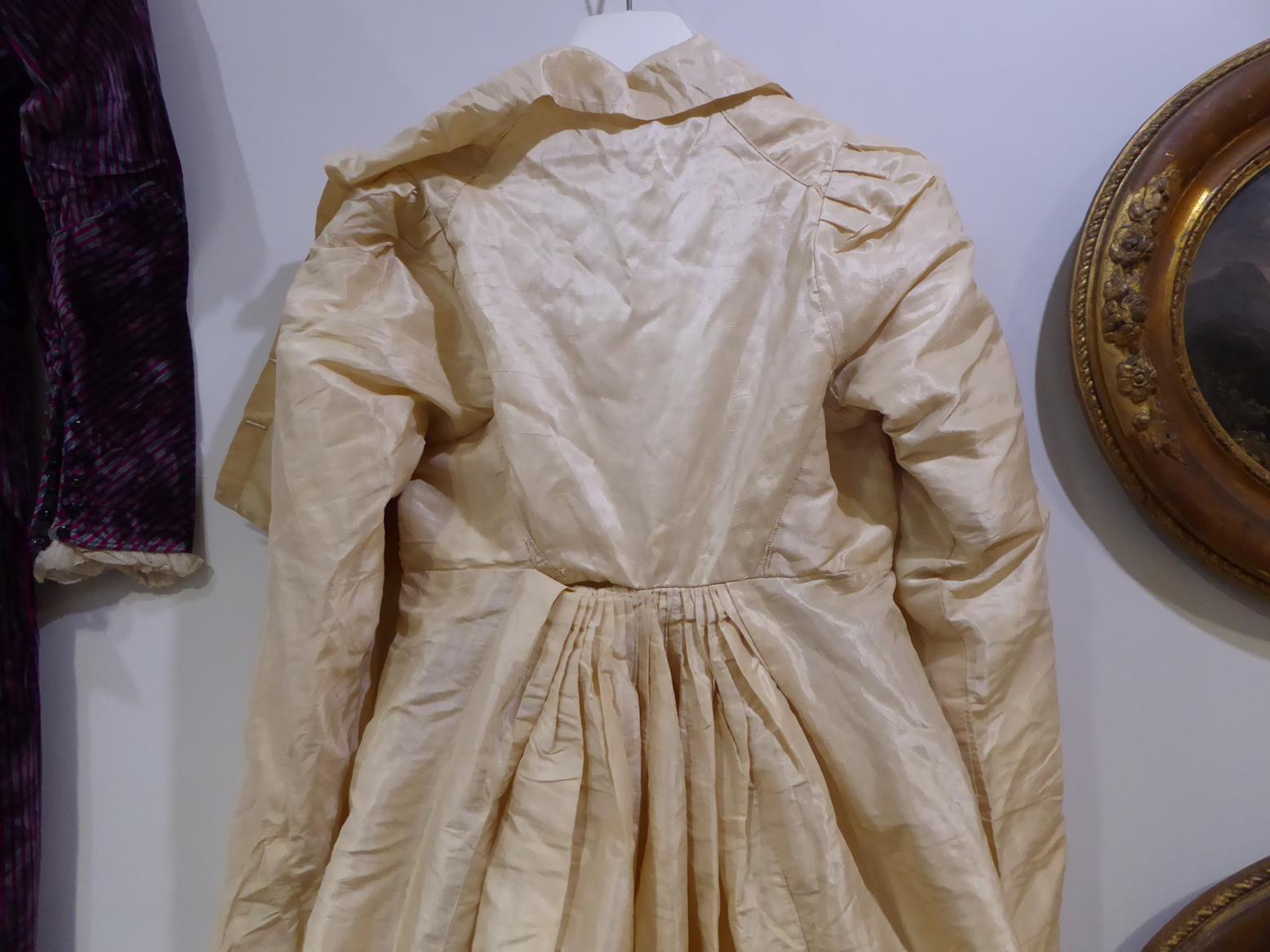 A Circa 1790 English Cream Silk Round Gown, with long sleeves, buttoned bodice with collar and - Bild 6 aus 9