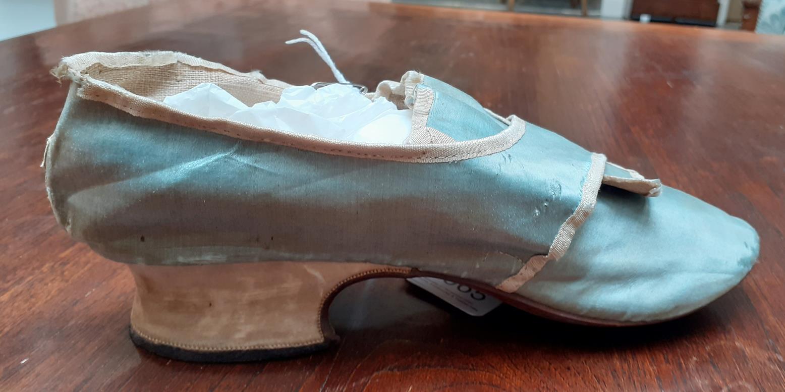 A Mid 18th Century Pale Blue Silk Single Shoe, with natural linen lining, cream silk trim and - Bild 2 aus 8