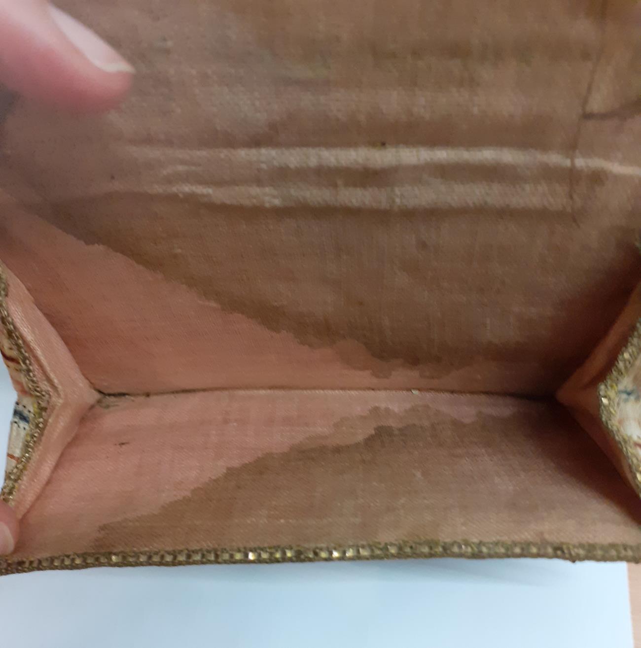 18th Century Cream Silk Wallet/Pocket Book, woven with sinuous gilt threads to the outside and small - Bild 14 aus 14