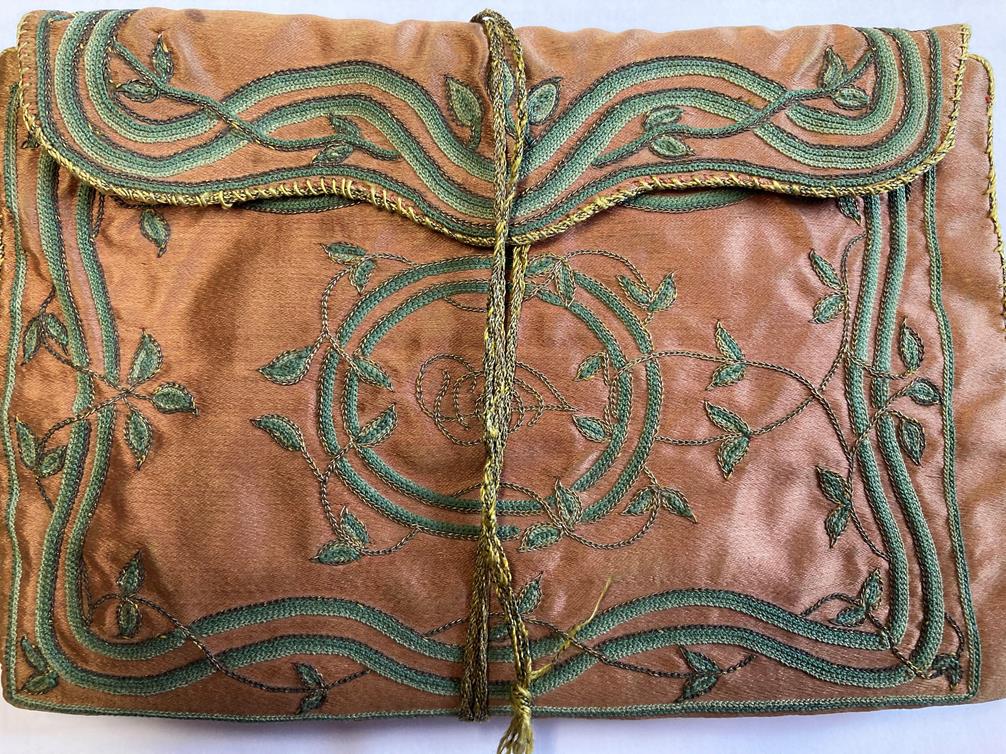 18th Century Rust Red Silk Pocket Book, with decorative green sinuous stem and leaf embroidery - Bild 5 aus 8