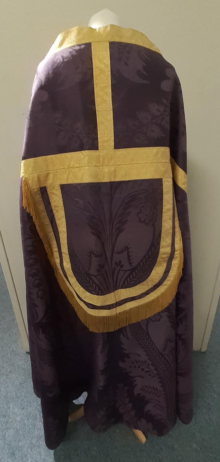Early 20th Century Ecclesiastical Cope in purple silk damask pattern, possibly a Pugin fabric, - Bild 4 aus 10