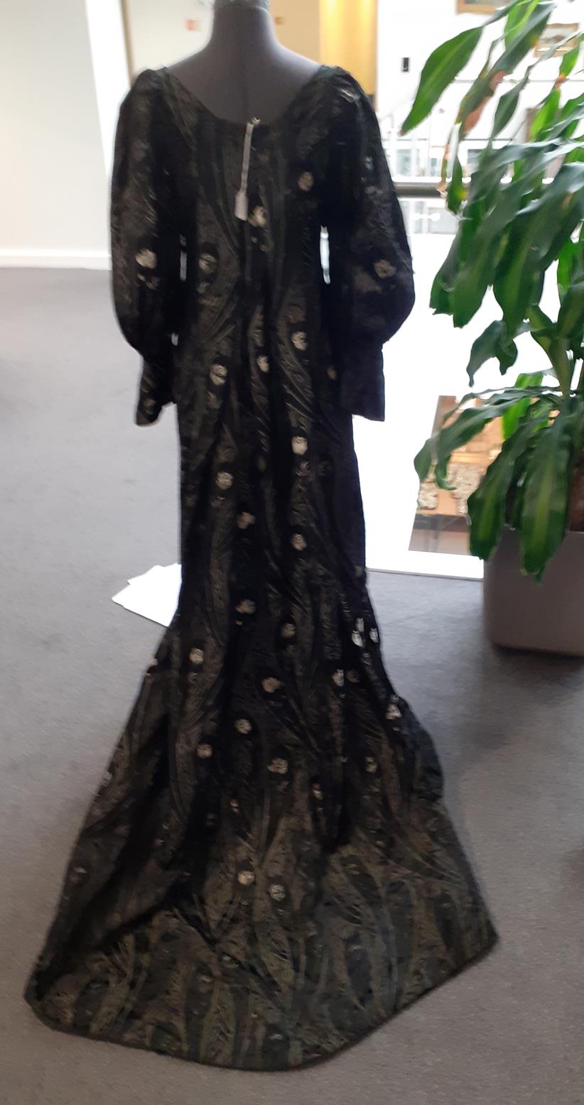 Circa 1870/1880 Aesthetic Movement Black Silk Robe, with gathered sleeve ends terminating with - Bild 6 aus 10