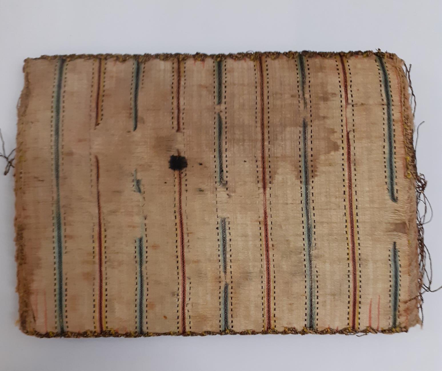 18th Century Cream Silk Wallet/Pocket Book, woven with sinuous gilt threads to the outside and small - Bild 12 aus 14