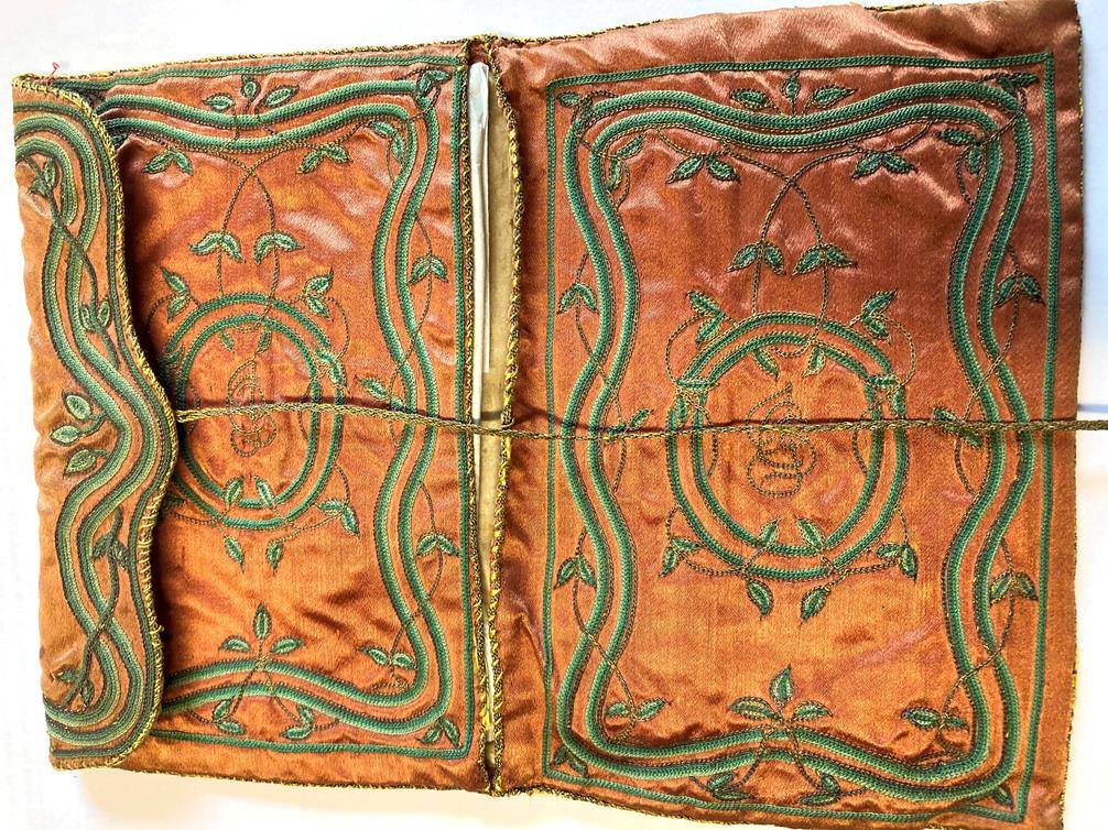 18th Century Rust Red Silk Pocket Book, with decorative green sinuous stem and leaf embroidery - Bild 2 aus 8