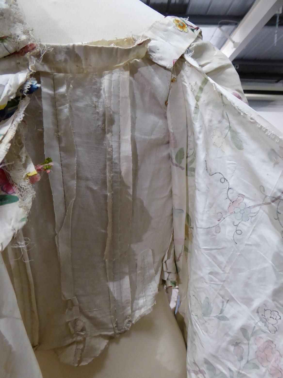 Late 18th Century Dress made from Chinese cream silk and hand painted for the Western market, with - Bild 12 aus 13