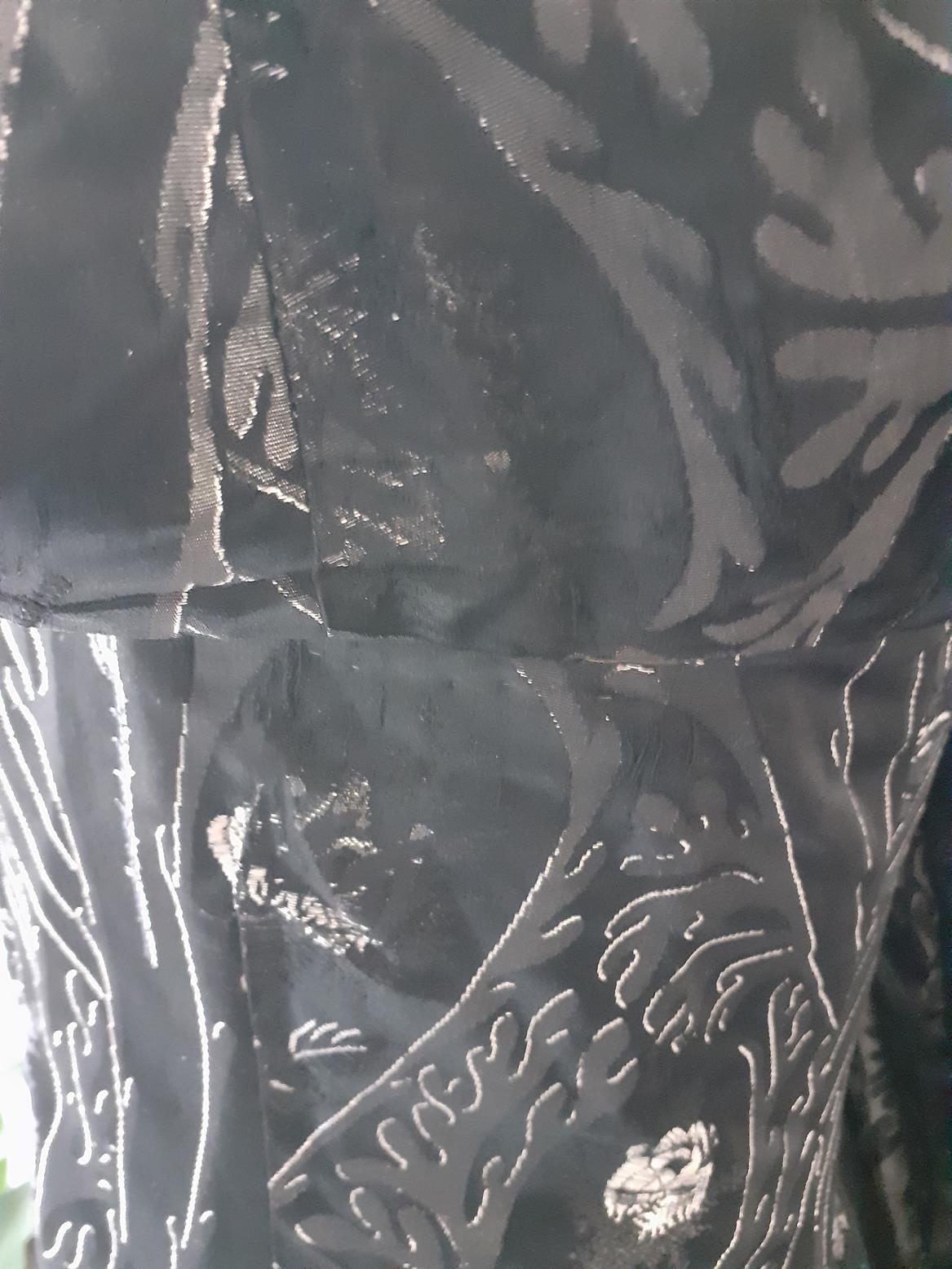 Circa 1870/1880 Aesthetic Movement Black Silk Robe, with gathered sleeve ends terminating with - Bild 3 aus 10