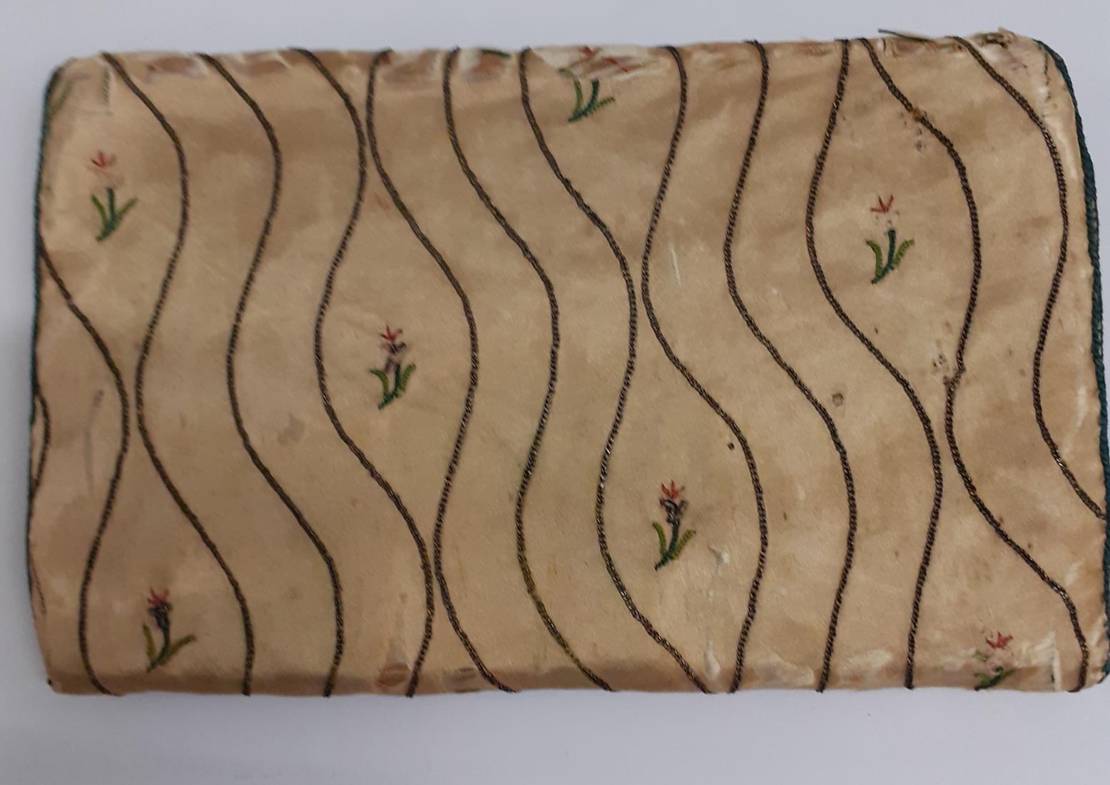 18th Century Cream Silk Wallet/Pocket Book, woven with sinuous gilt threads to the outside and small - Bild 5 aus 14