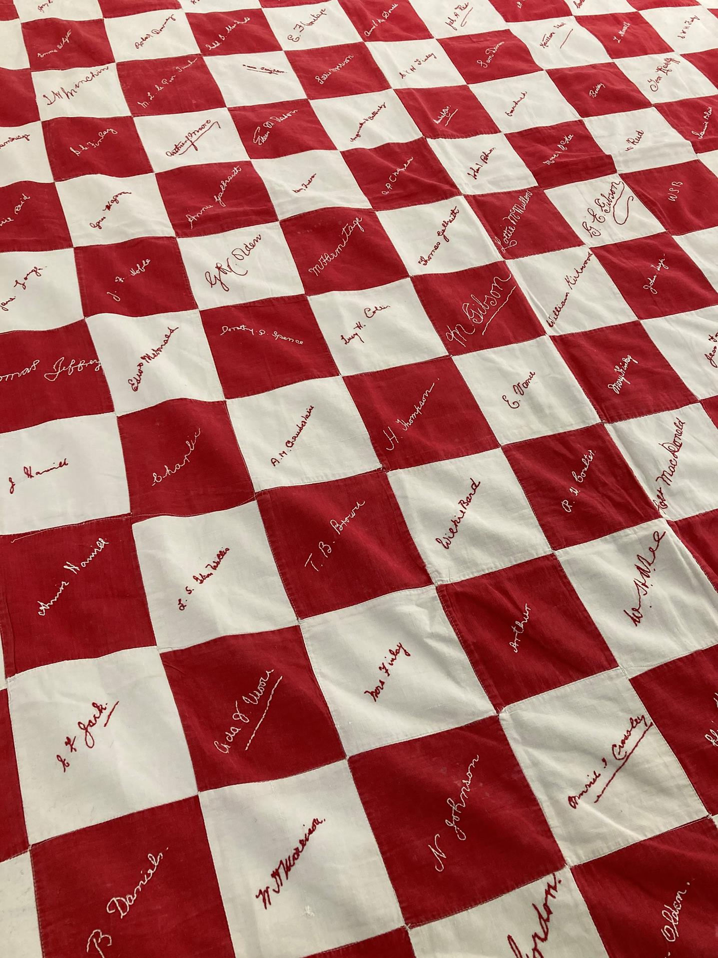 Early 20th Century Red and White Signature Quilt, embroidered with surnames on each alternating - Bild 5 aus 6
