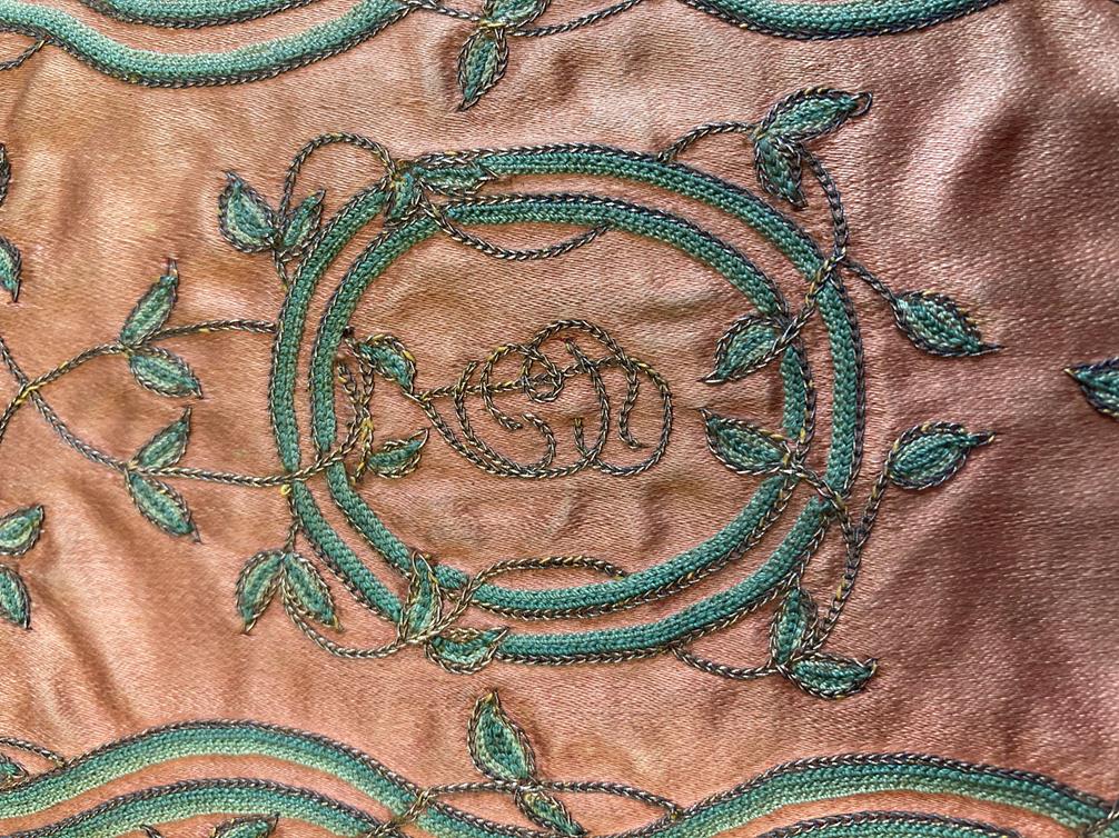18th Century Rust Red Silk Pocket Book, with decorative green sinuous stem and leaf embroidery - Bild 4 aus 8