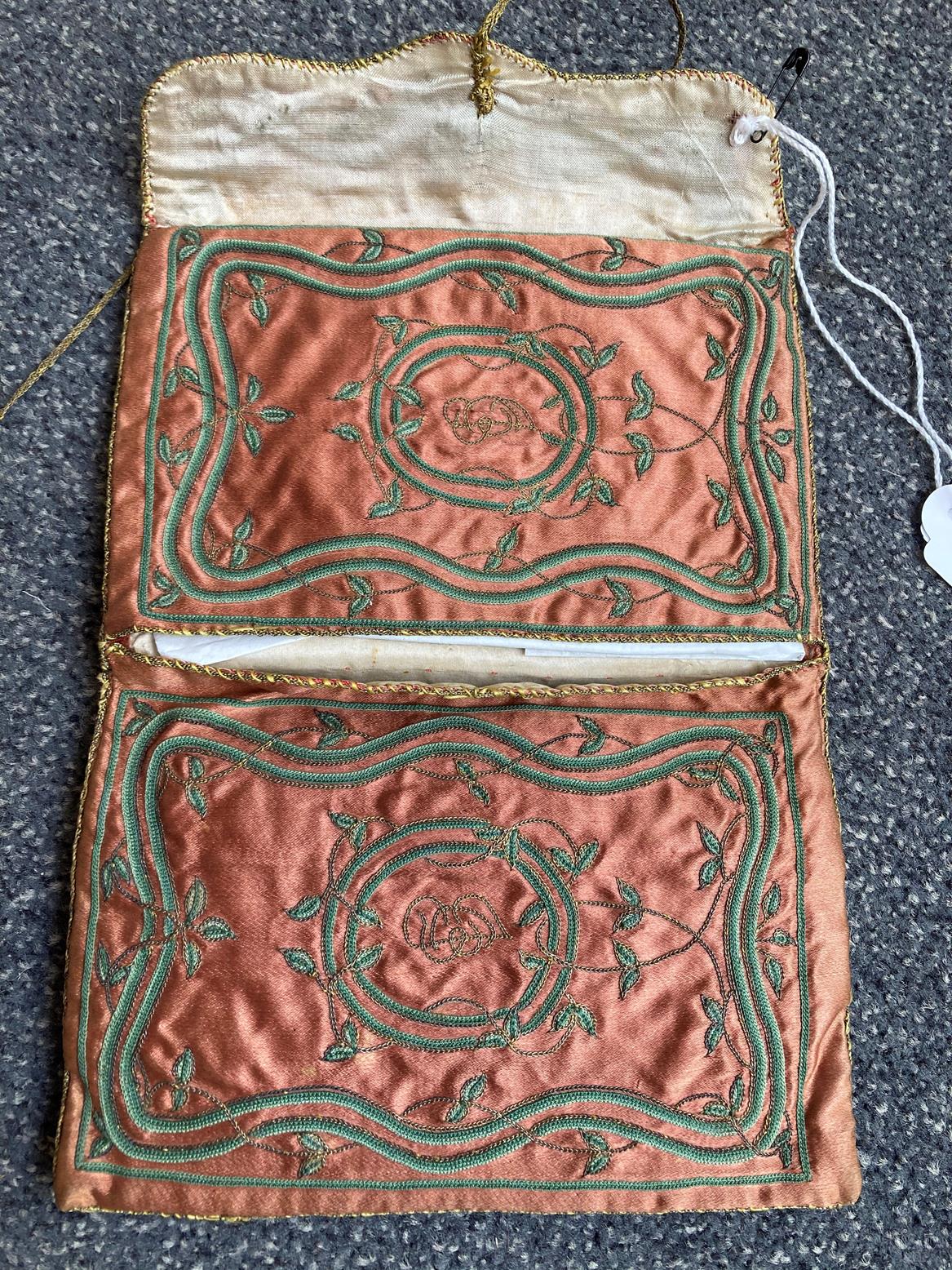 18th Century Rust Red Silk Pocket Book, with decorative green sinuous stem and leaf embroidery - Bild 6 aus 8