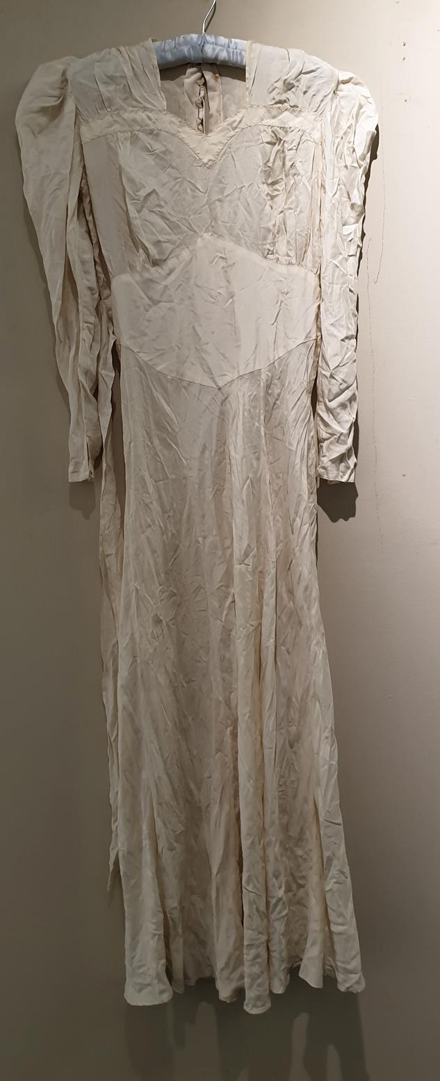 Early 20th Century Wedding Dresses, comprising a Gordon Gowns white lace mounted long sleeved - Bild 4 aus 9